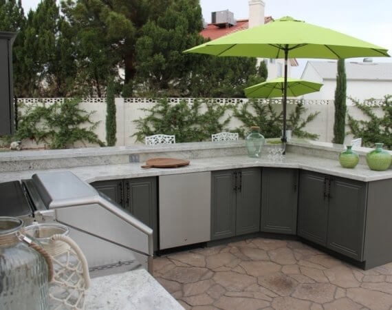 Charcoal outdoor kitchen with Werever outdoor cabinets