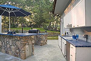 Outdoor kitchen design: Simply Outdoorz.
