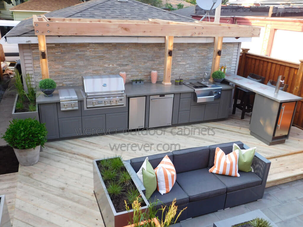 Dream outdoor kitchen with store wall