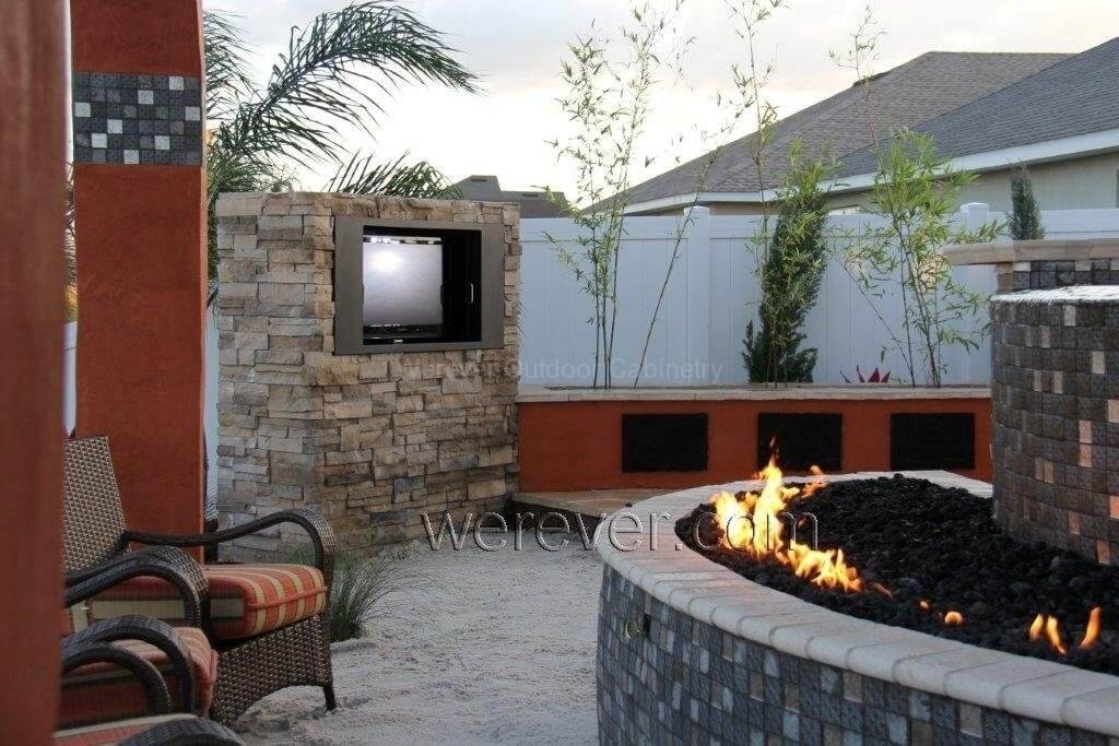 Beautiful outdoor kitchen integrated in dream backyard
